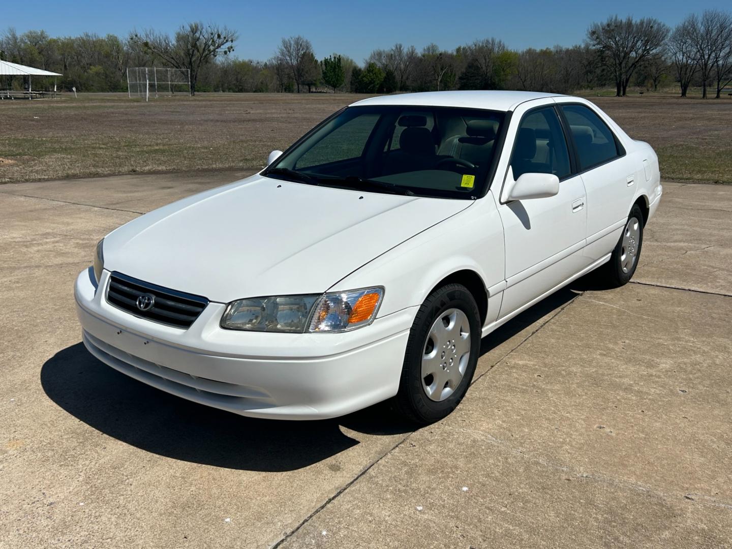 2000 White /TAN Toyota Camry LE (JT2BN22K7Y0) with an 2.2L L4 DOHC 16V engine, 4-Speed Automatic transmission, located at 17760 Hwy 62, Morris, OK, 74445, (918) 733-4887, 35.609104, -95.877060 - 2000 TOYOTA CAMERY HAS 2.2L AND IS FWD. THIS IS A DEDICATED CNG (COMPRESSED NATURAL GAS). FEATURES POWER LOCKS, POWER WINDOWS, POWER MIRRORS, MANUAL SEATS, AMFM STEREO, CASSETTE PLAYER, CRUISE CONTROL, TILT WHEEL, CLOTH SEATS. ****CLEAN TITLE*** 142,379 MILES 205/65R15 TIRES THIS SHOULD QUALIFY FOR - Photo#0